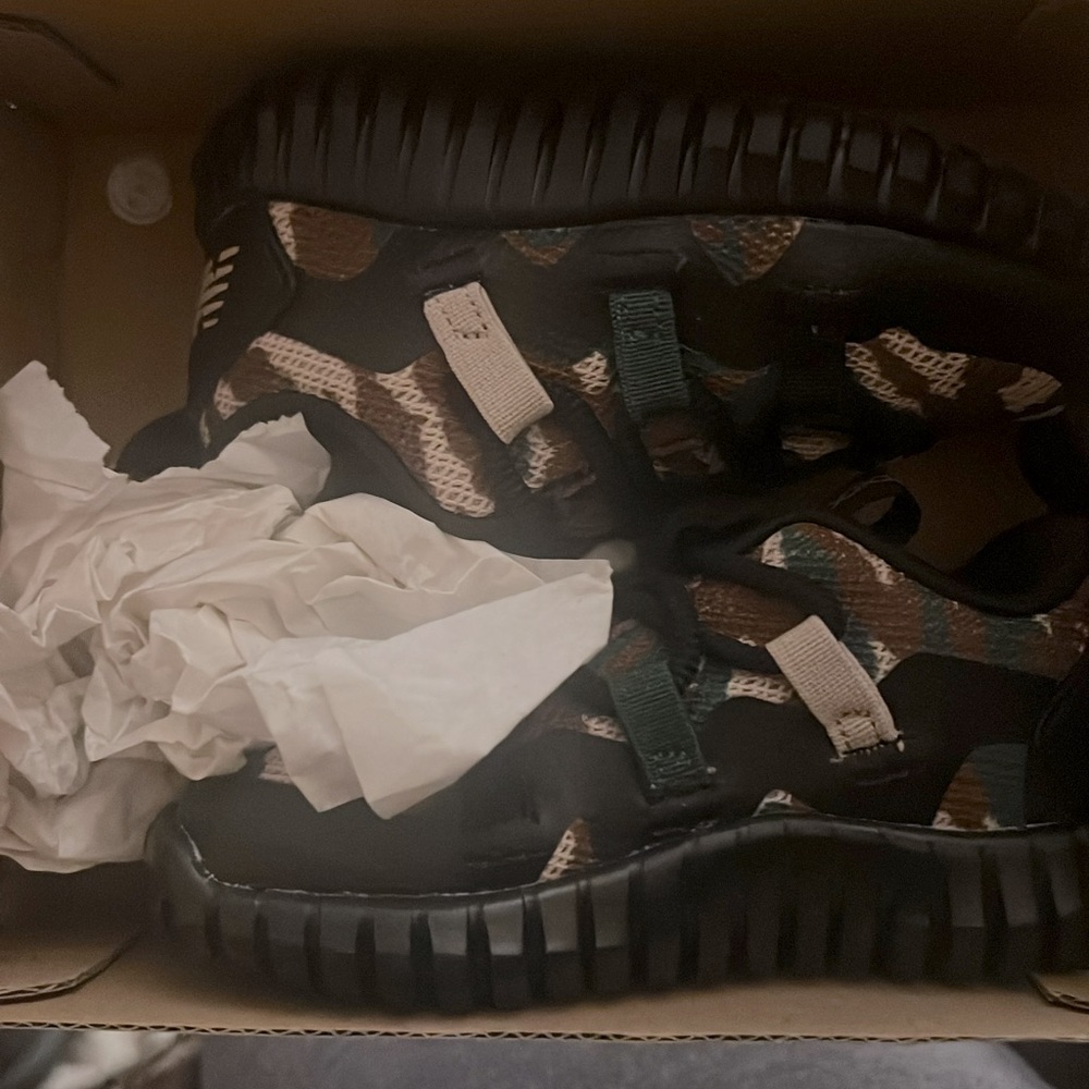 Very cute unisex toddler size 5 army color.